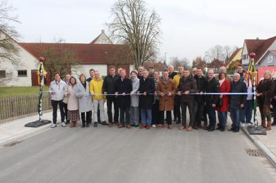 Mit dem Durchschneiden des Bandes wurde die Straße feierlich wieder eröffnet.