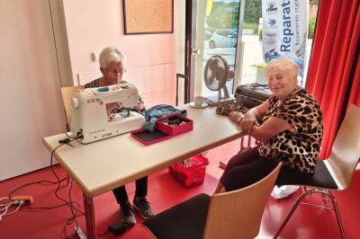 Näharbeiten im Repair Café