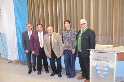 V.l.n.r.: Landrat Stefan Rößle, MGV-Vorstand Christian Hornung, Heinrich Speer, 2. Bürgermeisterin Maria Lesny und Altbürgermeister Hubert Eberle. 