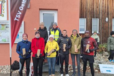 Die erstplatzierten des Hauptlaufes vorne von links Laura Popp (3.), Pia Schweitzer (1.), Theresa Griesbach (2.), Tobias Gröbl (1.), Manuel Leinfelder (2.) und Sufiyaan Ashaaloo (3.)