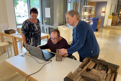 Ein Klient aus der Donau-Ries-Werkstätte in Nördlingen unterstützt die Kolleginnen des Heimatmuseums in Oettingen. 