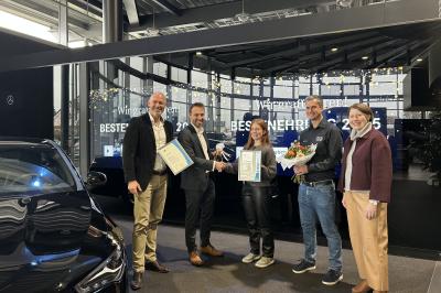 Joachim Fellner (Geschäftsführer Abel & Ruf), Matthias Hausmann (Regionalgeschäftsführer IHK Nordschwaben), Manuel Marks (kaufmännischer Ausbildungsleiter) und Claudia Marb (stv. Landrätin) (v.l.n.r.) gratulieren Annika Debler (mitte) zur Bestleistung. 