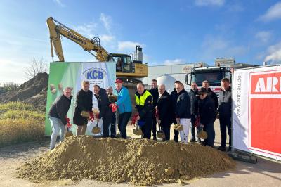 Gleichzeitig mit dem Spatenstich startete am 19. November der Bau einer Lagerhalle bei KCB. Auf dem Bild links zu sehen sind Geschäftsführer Ferdi Buffen und Geschäftsführer Jürgen Färber. 