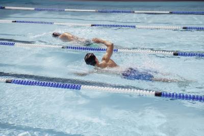 Tägliche Bewegung, hier Schwimmen, hilft, um gegen mentale Probleme anzukämpfen.