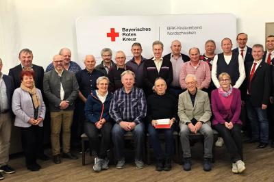 Das Bild zeigt die geehrten Blutspenderinnen und Blutspender sowie die ehrenamtlichen Helferinnen, eingerahmt von den Ehrengasten und Funktionären des BRK-Nordschwaben. 