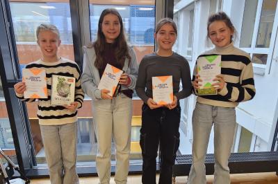 (v.l.n.r.) Anna Dotzauer, Lotta Wundel, Anna Reimlinger und Marlene Ruf (Schulsiegerin) haben als Klassensiegerinnen den Schulentscheid des Vorlesewettbewerbs bestritten.