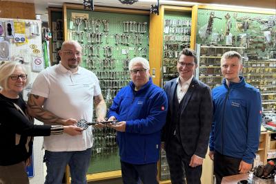 Generationswechsel im Sicherheitsfachgeschäft „Schlüssel-Lippacher“ in Nördlingen