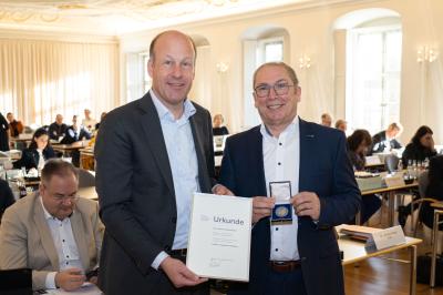 Bezirkstagspräsident Martin Sailer überreichte dem ehemaligen Geschäftsführer der Lebenshilfe Donau-Ries, Günter Schwendner, die Sieben-Schwaben-Medaille im Rahmen der Bezirkstagssitzung am Donnerstagmorgen.