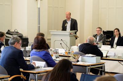 In seiner Haushaltsrede betonte Bezirkstagspräsident Martin Sailer, der Bezirk habe keinen Spielraum zum Sparen: „Wir führen zum ganz großen Teil Aufgaben und Vorgaben aus, die uns Bund und Freistaat auferlegen“.