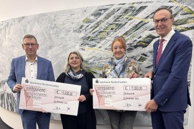 V.l.n.r.: Landrat Stefan Rößle, Mandie Helbig (Leiterin des Tierschutzheimes Nördlingen), Brigitte Scherb (Vorsitzende des Tierschutzvereins Donauwörth), Johann Natzer (Vorstandsvorsitzender der Sparkasse Nordschwaben)