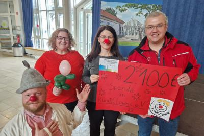 Auf dem Bild zu sehen (von links): KlinikClown „Muck“, Claudia Schaible, die die Idee für den Spendenzweck hatte, Rektorin Stephanie Winter und Oskar Stettberger von der Firma Brandschutz Stettberger, der den Basarerlös mit einer Spende in Höhe von 500 Euro aufgestockt hat.