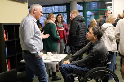 Austausch am Betriebetag der Hans-Leipelt-Schule, im Vordergrund rechts Herr Müller von der EAA Schwaben im Gespräch mit einem Betriebevertreter