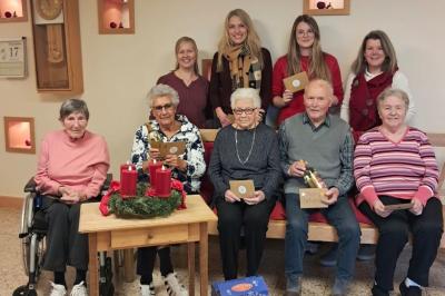 Übergabe der Weihnachtskarten an das St. Vinzenz Pflegeheim in Nördlingen.