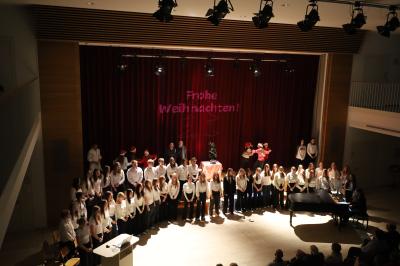 Chor und Musicalgruppe unter der Leitung von Silke Keßler erzählten musikalisch-szenisch "Eine kleine weihnachtliche Geschichte" nach Charles Dickens.