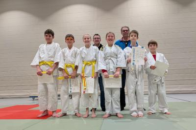 Trainer Branko Schäpers und Prüfer Peter Martin mit den Prüflingen. 