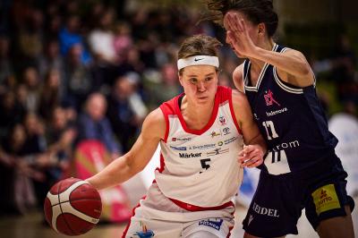 Nördlingens Pauline Mayer (links) kehrt am Dienstag an ihre alte Wirkungsstätte Freiburg zurück, wo sie unter anderem 2022 Deutsche Meisterin wurde.