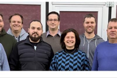 Das Bild zeigt von links: Christian Schmidt, Harald Gerth, Thomas Oßwald, Jochen Thum, Julian Pfister, Gregor Saam, Gabriele Rosenfelder, Michael Strauß, Markus Steinmeyer, Thomas Adler, Florian Berchtenbreiter