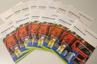 Die neuen Abfuhrpläne für das Jahr 2026 werden verteilt.