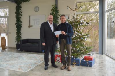 Geschäftsführer Thomas Schröttle (links) überreichte einen Spendenscheck in Höhe von 4.000 Euro an Martin Oberman von der Initiative „Kinder wollen leben, spielen, lachen“. 