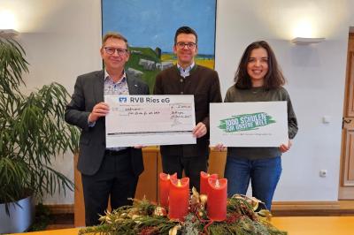 Spendenübergabe im Landratsamt Donau-Ries, von links Landrat Stefan Rößle (1. Vorsitzender des Vereins 1000 Schulen für unsere Welt e.V.), Roland Wiedenmann von der Fürst zu Oettingen-Spielberg'schen Verwaltung und Ramona Ruf (Koordinatorin Internationales im Landratsamt Donau-Ries
