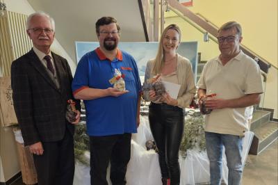 Das Bild zeigt von links nach rechts, Pfarrer Caesperlein, Stadtrat Daniel Grün, Ortsvereinsvorsitzende Lisa Heger und Heimleiter Michael Kupke.