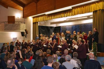 Zum zweiten Mal veranstaltete der MGV Liederkranz ein Weihnachtssingen im Kronensaal.