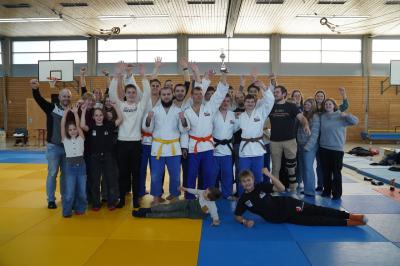 Gruppenbild mit den Kämpfern, Betreuern und Fans