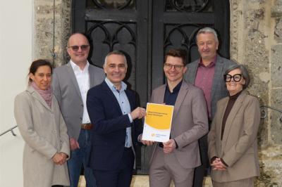 energie schwaben Auf dem Bild zu sehen (von links): Nicole Schwarz, Juristin bei der Stadt Nördlingen, Bernhard Kugler, Kämmerer der Stadt Nördlingen, Nihat Anaç, Geschäftsführer schwaben netz, David Wittner, Oberbürgermeister der Stadt Nördlingen, Uwe Sommer, Prokurist schwaben netz, und Gabriele Krybus, Konzessionsmanagement schwaben netz.