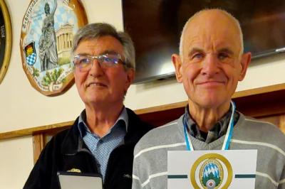 Auf dem Bild zu sehen (von links): Schützenmeister Adalbert Kefer, Josef Kröpfl (Gaumeister, Bezirksmeister und Bayerischer Meister im Blindenschießen).