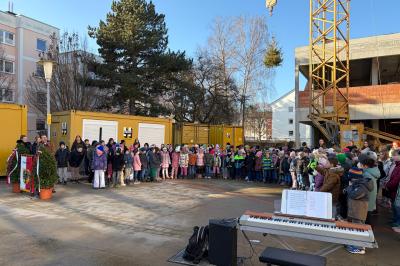 Der Erweiterungsbau der Schillerschule nimmt sichtbar Gestalt an. Bei der Meilensteinfeier begeisterten die Schülerinnen und Schüler die Gäste mit dem gemeinsamen Vortrag ihres Schullieds.