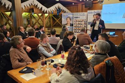 Im voll besetzten Gastraum des Pfäfflinger Gasthofs präsentierte OB-Kandidat Udo Dreher sich und seine Ideen für ein lebendiges Nördlingen.