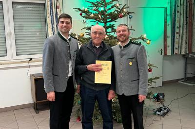 Josef Kratzer wurde für seine 75-jährige Mitgliedschaft geehrt (v. l. n. r.: 2. Vorstand Simon Lechner, Josef Kratzer, 1. Vorstand Mathias Uhl).