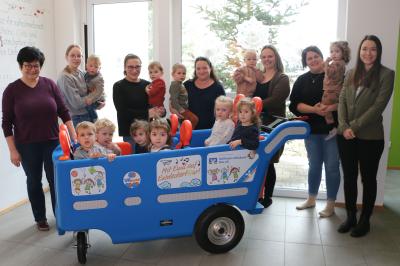Kita-Leiterin Angelika Rauwolf (l.) mit Katharina Thum (r.) und den Riesrandzwerge.
