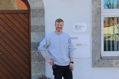 Bernhard Fischer vor seiner ersten eigenen Praxis im Rathaus Amerdingen.