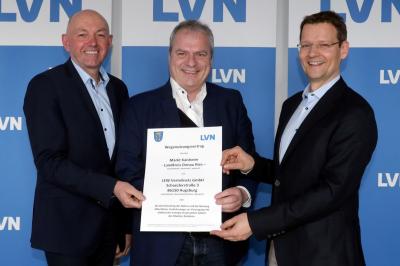 LVN-Geschäftsführer Josef Wagner, Kaisheims Bürgermeister Martin Scharr und LEW-Vorstand Malte Sunderkötter nach der Vertragsunterzeichnung.