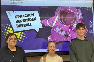 Auf dem Bild zu sehen (von links): Lara Lanzinger, Emma Dotzauer und Benno Sigg vom THG Nördlingen nehmen in diesem Schuljahr am Bundeswettbewerb Fremdsprachen teil.