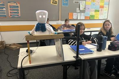 Avatar "Sam" im Klassenzimmer. 