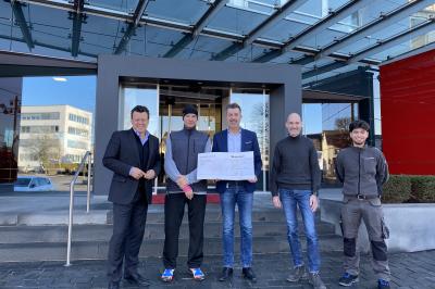 Bei der symbolischen Übergabe am. 15. Januar waren Egbert Wenninger (Standortleiter), Steven Althaus (CEO Grenzebach Gruppe), Michael Gigl (Betriebsratsvorsitzender), Kaan Aytekin (Vertreter der JAV) und Günter Schreyer vor Ort.