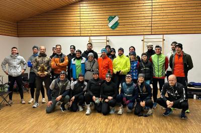 Das Bild zeigt die Teilnehmer.