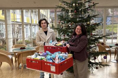 Das Bild zeigt die Spendenübergabe.