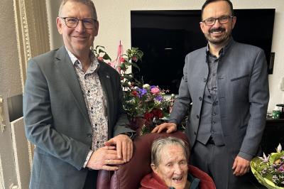 Josefa Fest wird 106 Jahre. Landrat Stefan Rössle und Bürgermeister Dr. Martin Drexler gratulieren ganz herzlich.