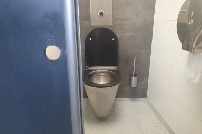 Auf der öffentlichen Toilette am Wörnitzparkhaus kam es zu einer sexuellen Belästigung.