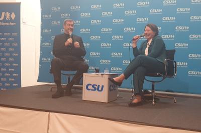 In entspannter Stimmung sprachen Dr. Markus Söder und Claudia Marb über verschiedene Themen.