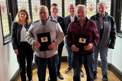 Werner Hänlein und Friedrich Greiner werdV.l.n.r.: Michaela Eisele (Leiterin Personalwesen und Hauptamtsleiterin), Friedrich Greiner, Oberbürgermeister David Wittner, Stadtkämmerer Bernhard Kugler, Werner Hänlein, Manfred Kopf (Leiter städtischer Baubetriebshof).en von der Stadt Nördlingen verabschiedet.