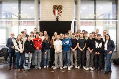 Die Klasse 10c der Realschule Heilig Kreuz bei ihrem Besuch in der Augsburger Bezirksverwaltung.