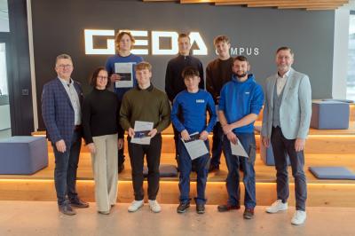 Erste Reihe v.l.n.r. Johann Sailer (Geschäftsführender Gesellschafter), Sigrid Sailer (Geschäftsführung), Jonas Binder (Industriekaufmann), Marius Ritzer (Mechatroniker), Johannes Braun (Mechatroniker), Stefan Schweitzer (Kaufm. Leiter), Zweite Reihe v.l.n.r.: Matthias Braun (Industriemechaniker), Marco Bader (Industriemechaniker), Linus Fieger (Industriemechaniker) Es fehlt: Lukas Schröttle