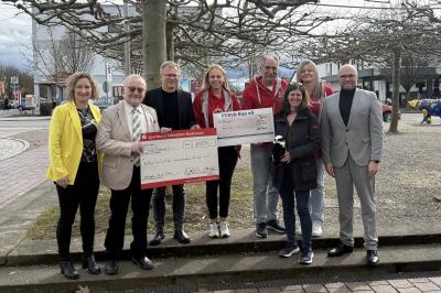 v.l.n.r.: Marina Jakob, Vorsitzender Gerd Koller und Geschäftsführer Thomas Kleist (Elterninitiative krebskranker Kinder e. V.), Barbara Peiker und Erhard Witt (FC Bayern Fanclub „RED WOOD CATS“), Angela Jerabeck (Dachskinder e. V.), Renate Schneider (FC Bayern Fanclub „RED WOOD CATS“), Dr. Fabian Mehring