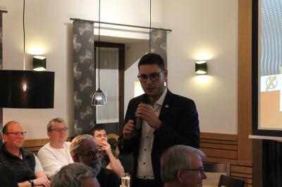 Michael Dinkelmeier spricht in Harburg über seine Ziele.