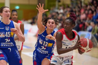 Mariam Hasle-Lagemann (weißes Trikot)