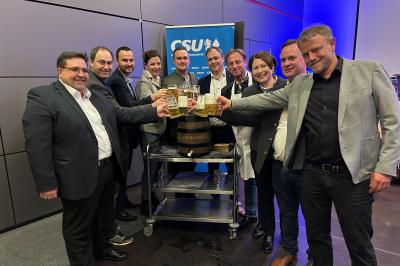 Gute Stimmung herrschte beim traditionellen Fischessen der CSU in Hamlar. Unser Foto zeigt nach dem Bieranstich von MdL Wolfgang Fackler (Vierter von rechts), Christian Hornung (Oberndorf), Andreas Glaß (Genderkingen), Tobias Schramm (Tapfheim), Stefanie Estner (Frauen-Union), Dominik Hilger (Asbach-Bäumenheim), Daniel Petrasch (Mertingen), Landratskandidatin Claudia Marb, Franz Ost (Riedlingen) und Stefan Loh (Donauwörth). 
